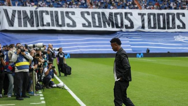 En 2023, el Santiago Bernabéu mostró su apoyo a Vinicius a través de una pancarta. Fotografía: EFE