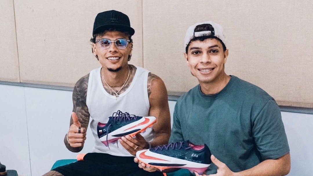 De la cancha al arte, el barranquillero que calza a los futbolistas de élite